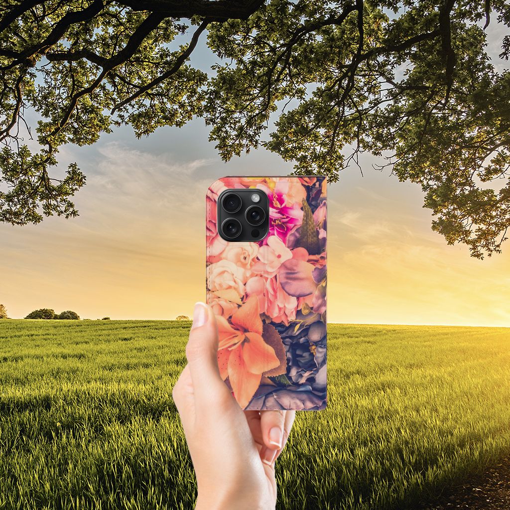iPhone 15 Pro Max Smart Cover Bosje Bloemen met kleurrijke bloemen in een zonnige omgeving đ¸.