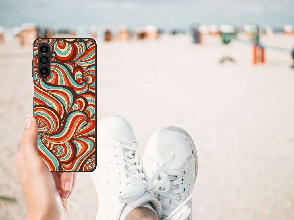 Samsung Galaxy A14 5G Leuk Telefoonhoesje Retro in hand met kleurrijk design op een strandachtergrond.