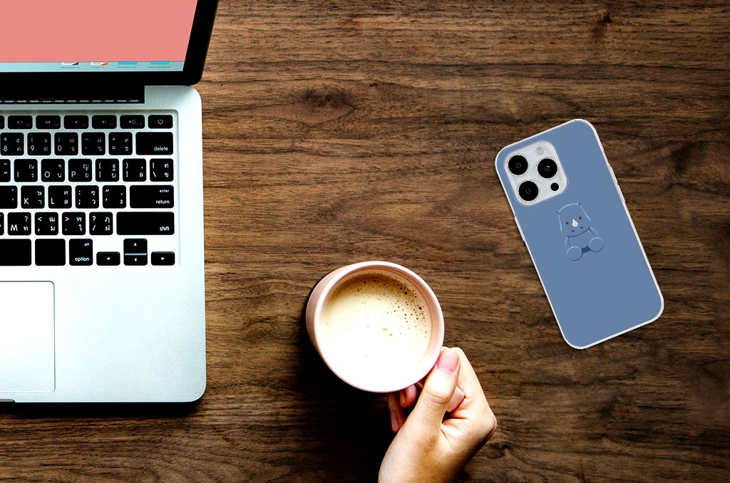 iPhone 15 Pro Telefoonhoesje met Naam Baby Rhino op bureau naast laptop en koffie.