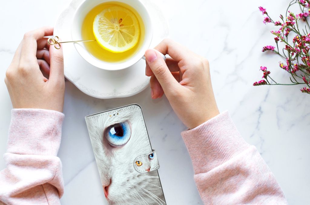 Samsung Galaxy A14 5G Telefoonhoesje met Pasjes Witte Kat met unieke kattenoogprints en een kopje thee.