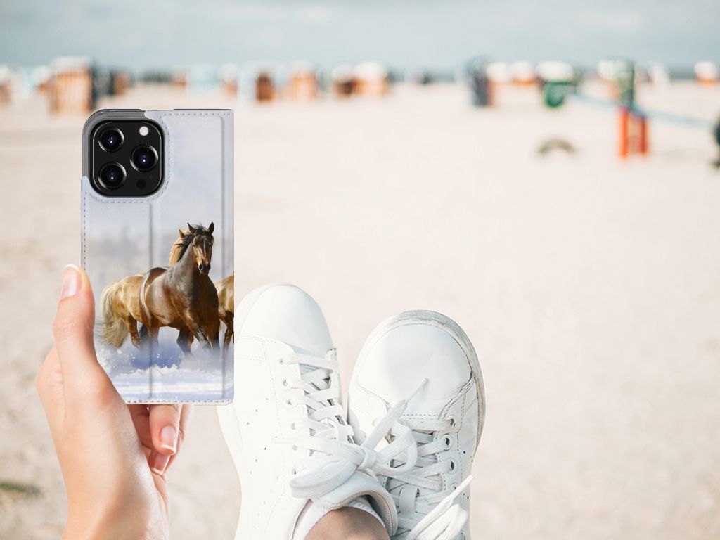 iPhone 13 Pro Hoesje maken Paarden met paardenprint en sneakers op het strand.
