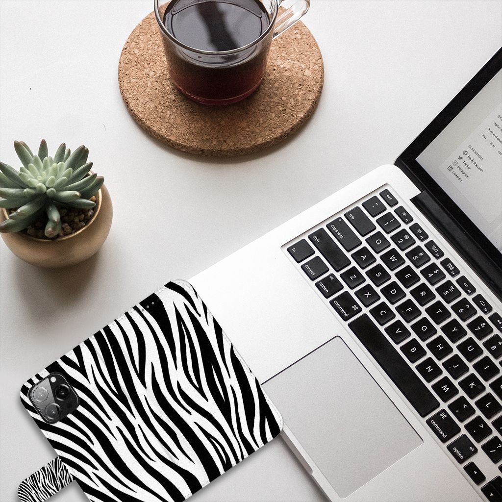 iPhone 13 Pro Max Telefoonhoesje met Pasjes Zebra op een bureau naast een laptop en plant