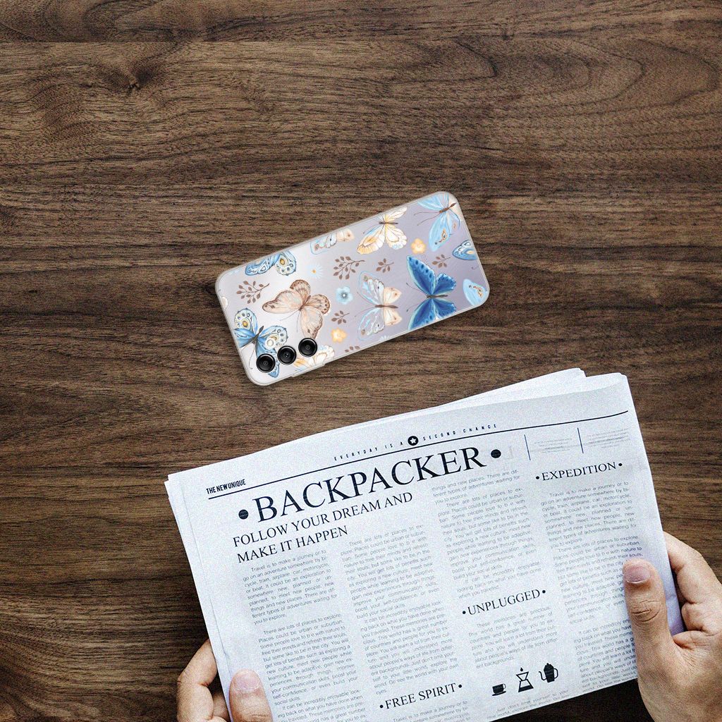 TPU Hoesje voor Samsung Galaxy A14 5G Vlinder op een houten tafel met krant eronder.