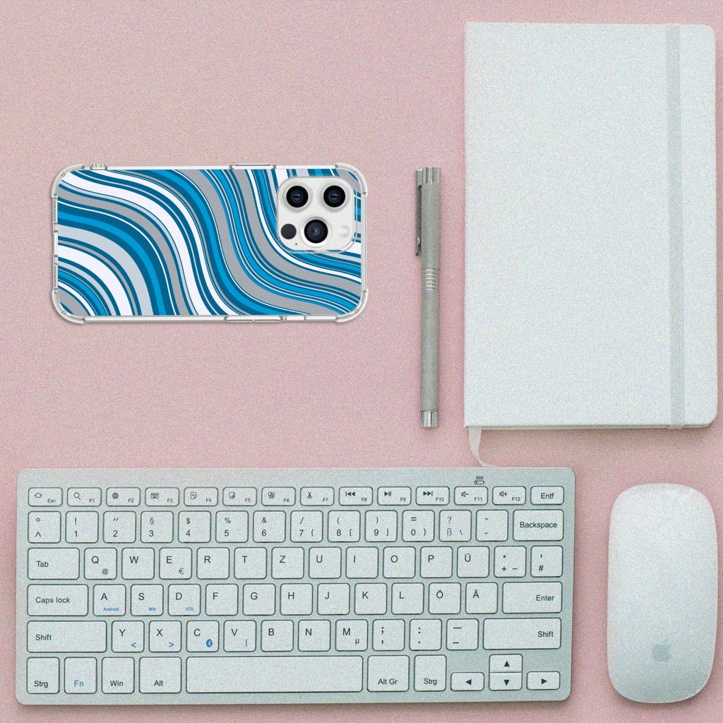 iPhone 13 Pro Max Doorzichtige Silicone Hoesje Waves Blue ligt op een bureau met een toetsenbord en notitieboek.