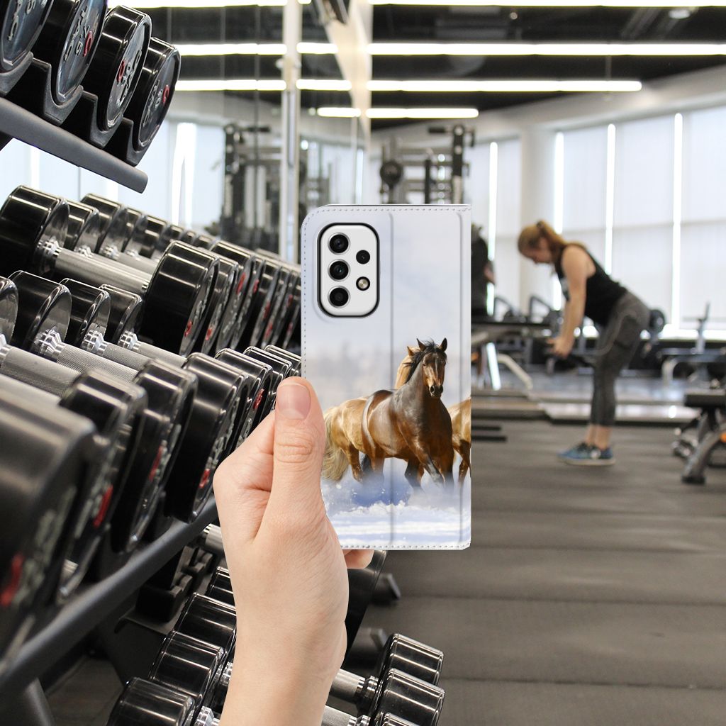 Samsung Galaxy A23 Hoesje maken Paarden met afbeelding van graziende paarden in sportschoolomgeving.