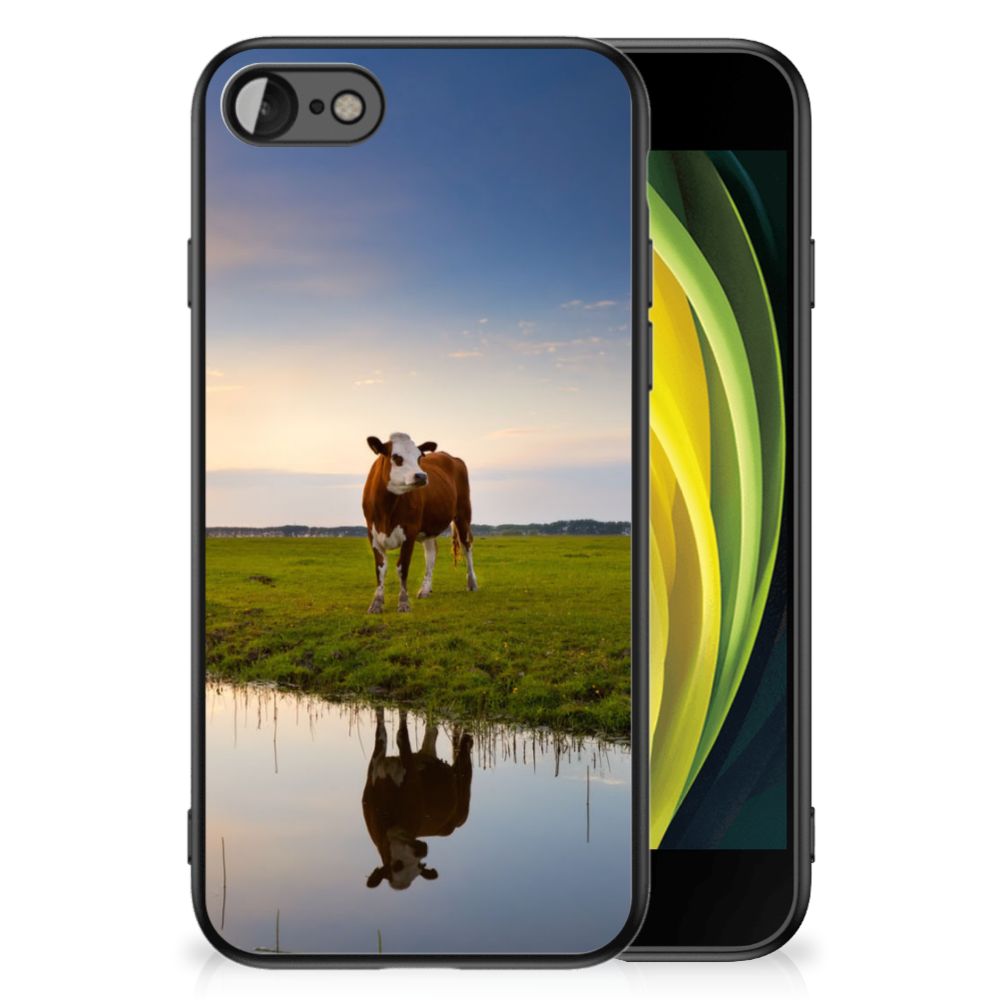 iPhone SE 2022 | SE 2020 | 7/8 Dierenprint Telefoonhoesje Koe met afbeelding van een koe in het landschap.