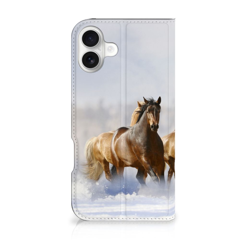 iPhone 16 Plus Hoesje maken Paarden met print van rennende paarden in een sneeuwlandschap.