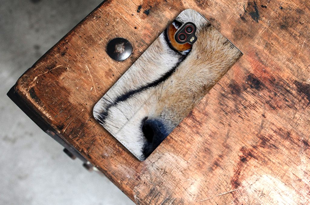 Samsung Galaxy Xcover 6 Pro Hoesje maken Cheetah design met close-up van cheetah op een houten tafel.