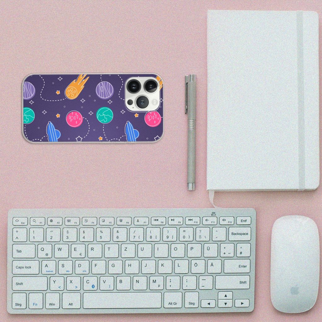 iPhone 13 Pro Max Silicone Back Cover Space met kleurrijke planeten en sterren op een bureau met toetsenbord en notitieboek.