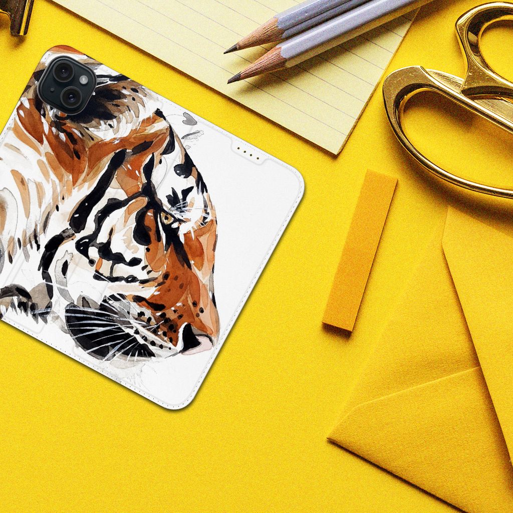 Bookcase iPhone 15 Plus Watercolor Tiger met een kleurrijke tijger afbeelding op een gele achtergrond.