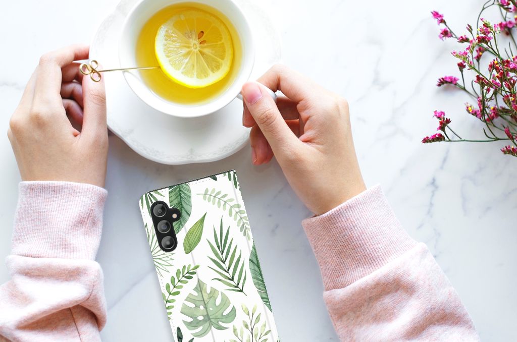 Samsung Galaxy A14 5G Smart Cover Leaves met groene bladeren op tafel met een kopje thee.