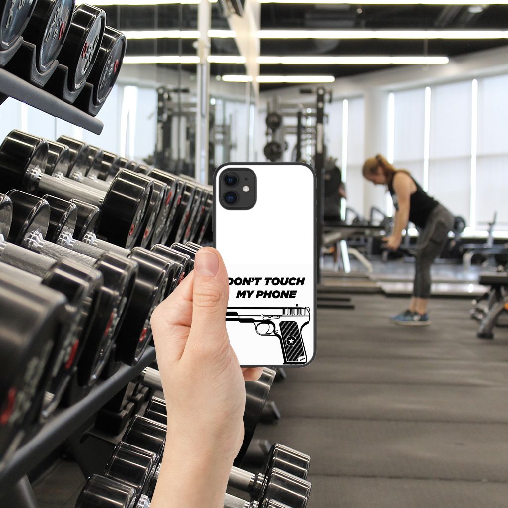 iPhone 11 Telefoon Hoesje Pistol DTMP in de sportschool met gewichten en persoon aan het trainen