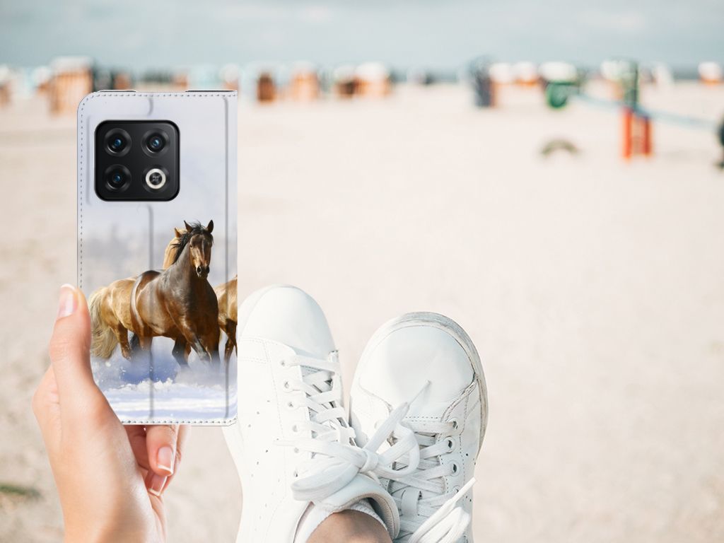 OnePlus 10 Pro Hoesje maken Paarden met paardenprint in de hand op het strand.