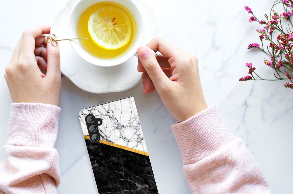 Samsung Galaxy A14 5G Standcase Marmer Wit Zwart - Origineel Cadeau Man met een kopje thee en citroen.