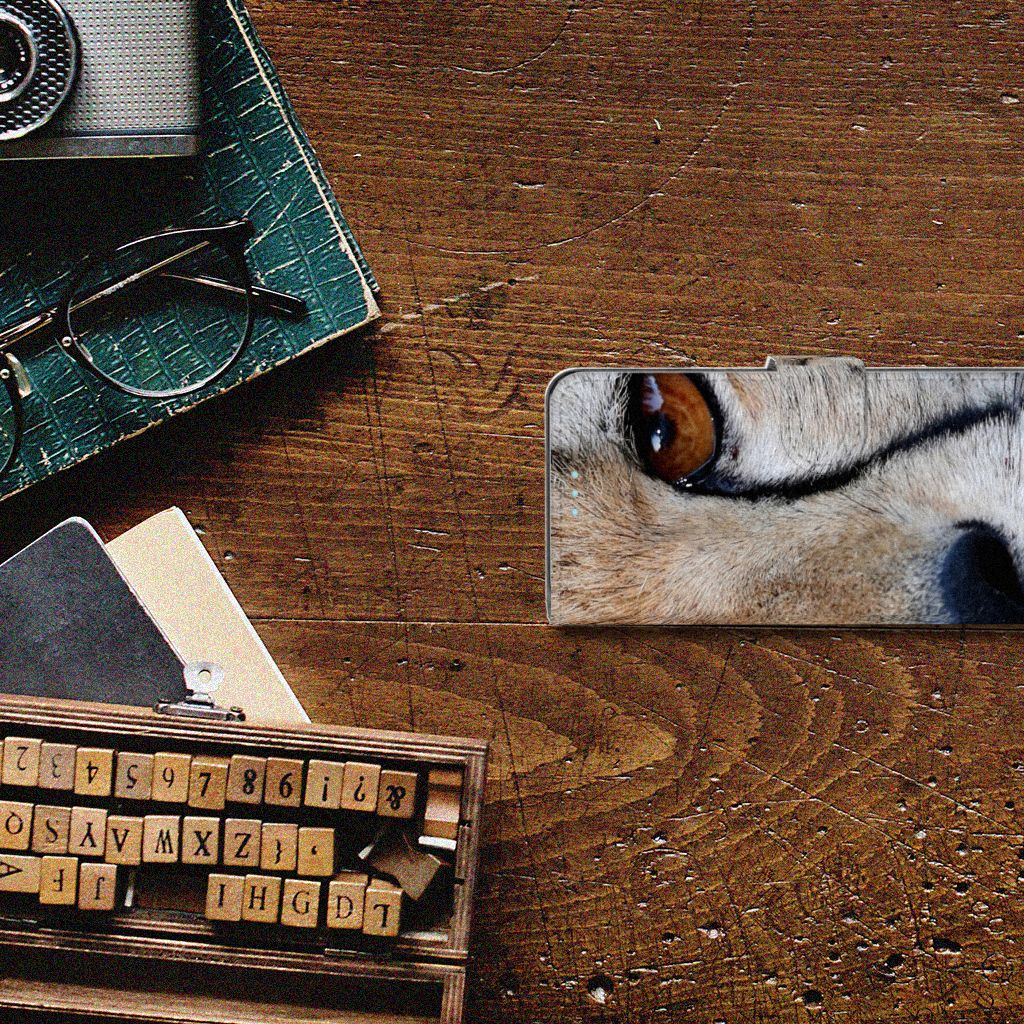 Sony Xperia 10 III Telefoonhoesje met Pasjes Cheetah op een houten tafel met vintage accessoires.
