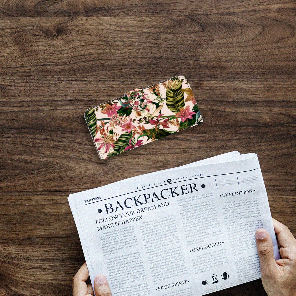 Samsung Galaxy A14 4G Hoesje Flowers met tropisch bloemen ontwerp op een houten tafel.