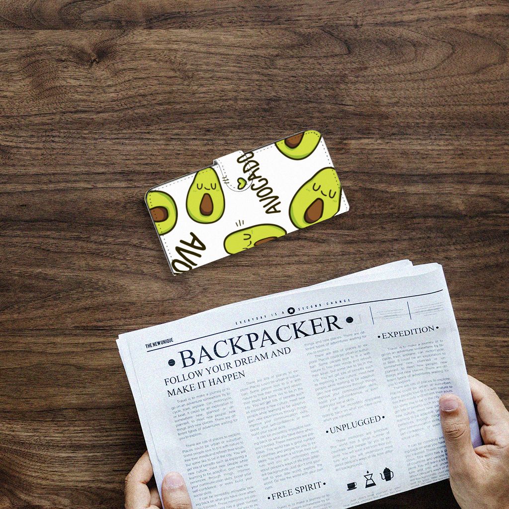 Samsung Galaxy A14 4G Leuk Hoesje Avocado Singing op een tafel met een krant.