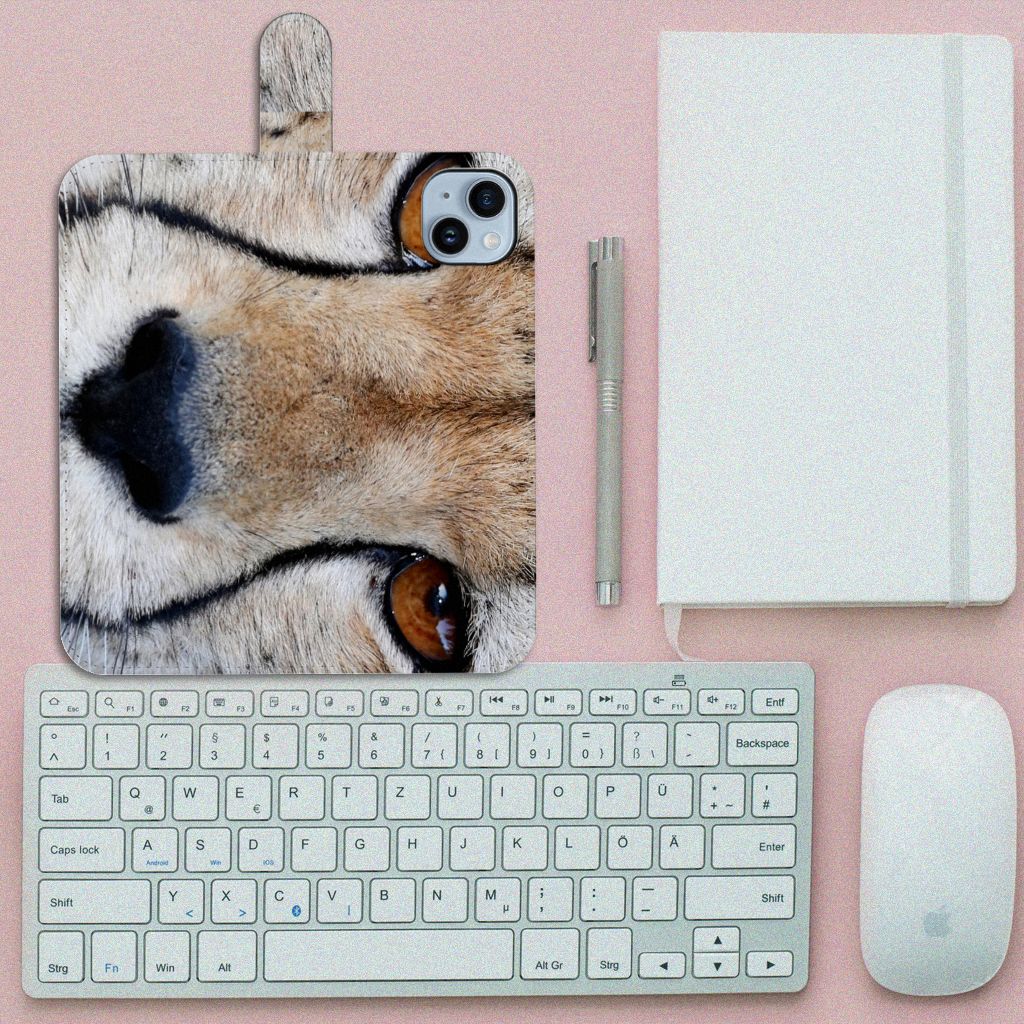 iPhone 15 Plus Telefoonhoesje met Pasjes Cheetah op een bureau met toetsenbord en notitieboek