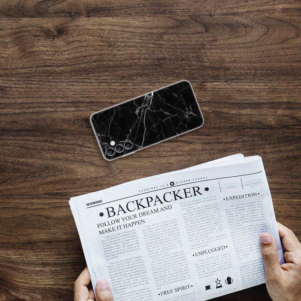 Samsung Galaxy A14 5G TPU Siliconen Hoesje Marmer Zwart - Origineel Cadeau Vader op een houten tafel met een krant.