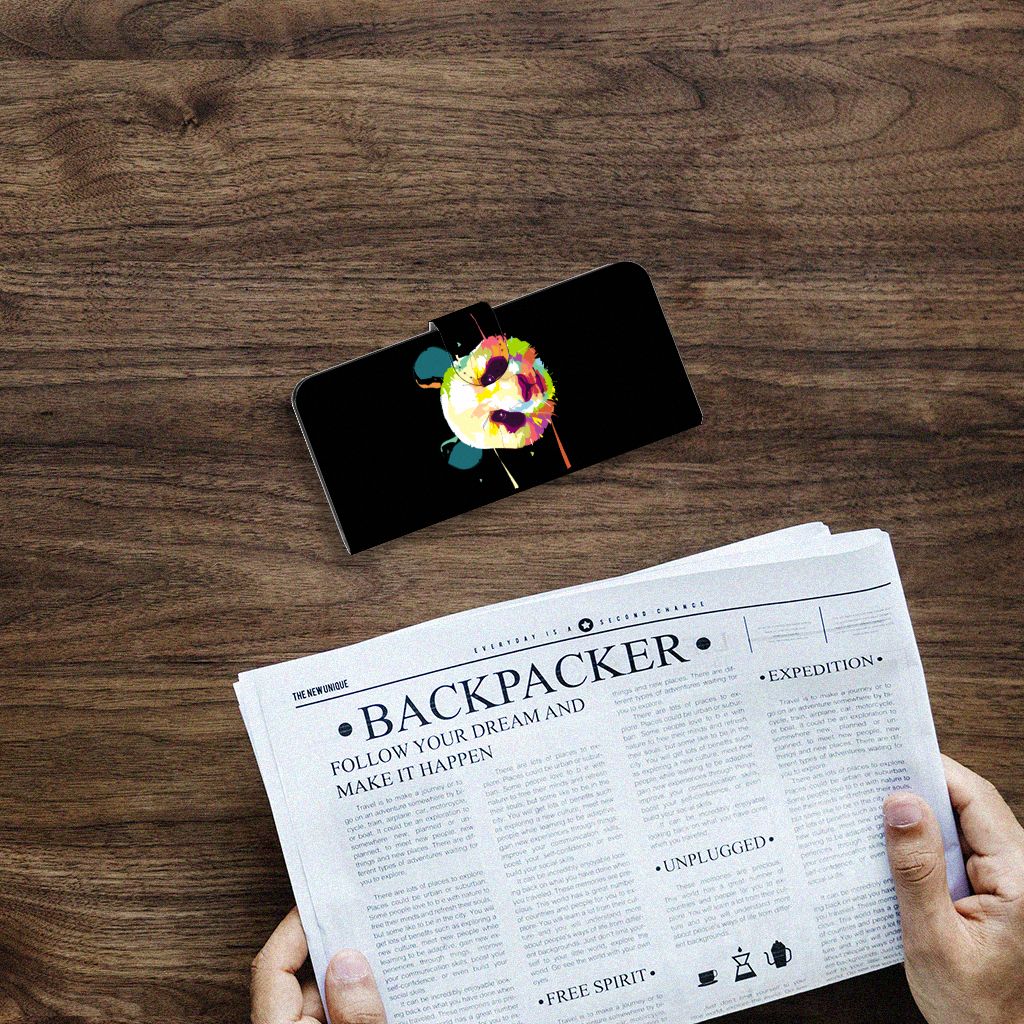 Samsung Galaxy A14 4G Leuk Hoesje Panda Color op houten tafel met krant eronder.