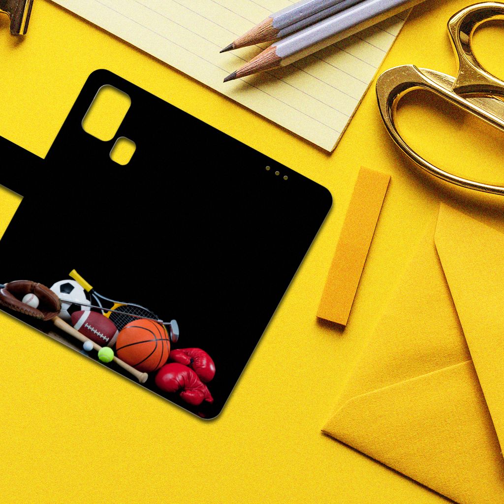 Samsung Galaxy M31 Wallet Case met Pasjes Sports met sportafbeeldingen en accessoires op een gele achtergrond.