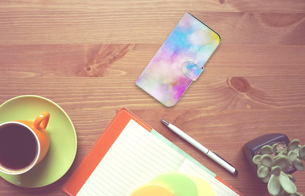 Hoesje Google Pixel 8 Watercolor Light op een houten tafel met een kopje koffie en een notitieblok.