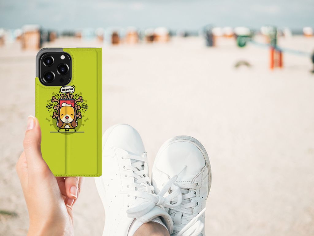 iPhone 13 Pro Magnet Case Doggy Biscuit met een vrolijk ontwerp en groene achtergrond đŧ