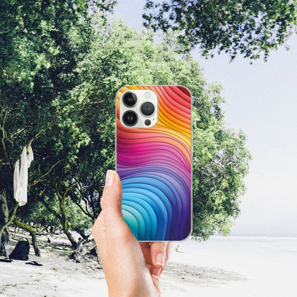 TPU Hoesje voor iPhone 13 Pro Max Regenboog met kleurrijk design in handen op het strand đ