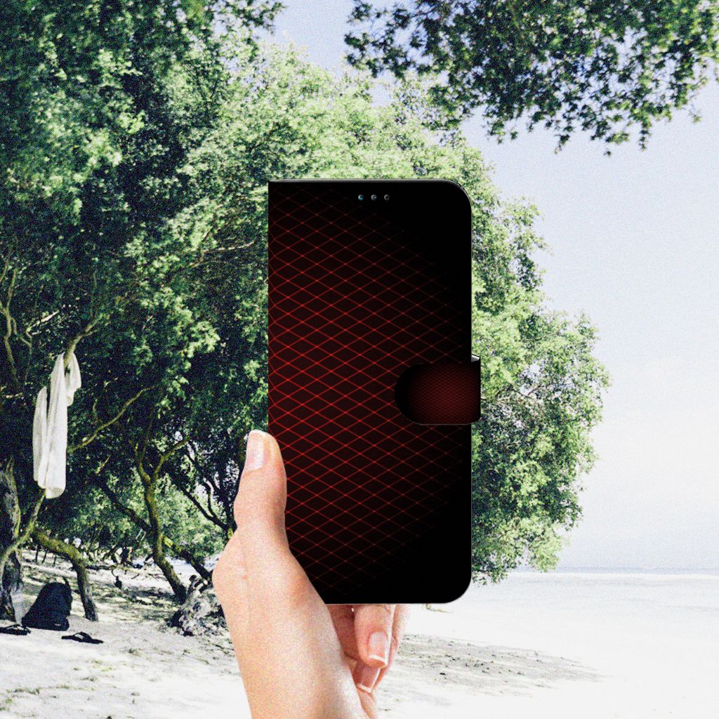 Nokia G50 Telefoon Hoesje Geruit Rood in hand, opvallend design met rood op zwart, minimalistisch en krachtig.