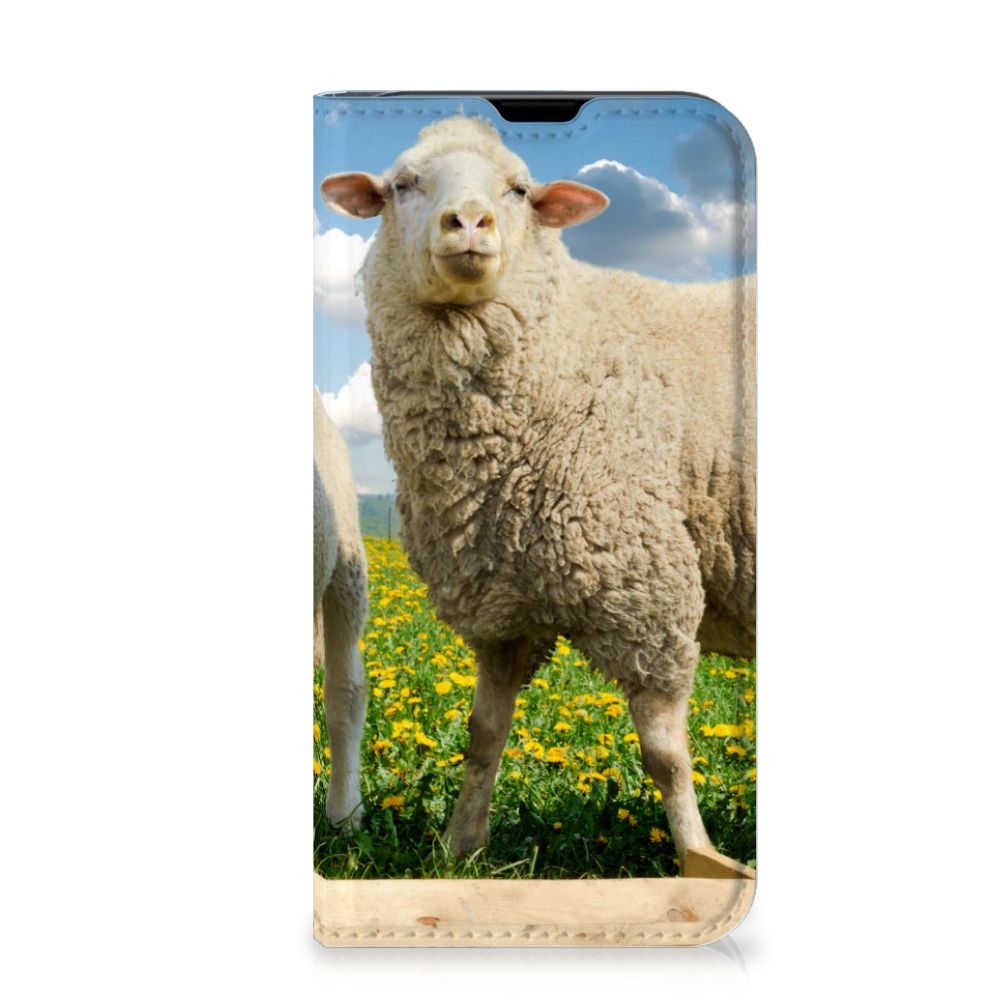 iPhone 13 Mini Hoesje maken Schaap en Lammetje met een schapenafbeelding in een bloemrijke achtergrond.