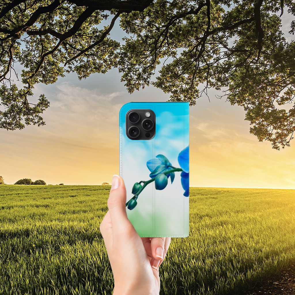 iPhone 15 Pro Max Smart Cover Orchidee Blauw - Cadeau voor je Moeder met orchideeÃĢnmotief đē in hand.