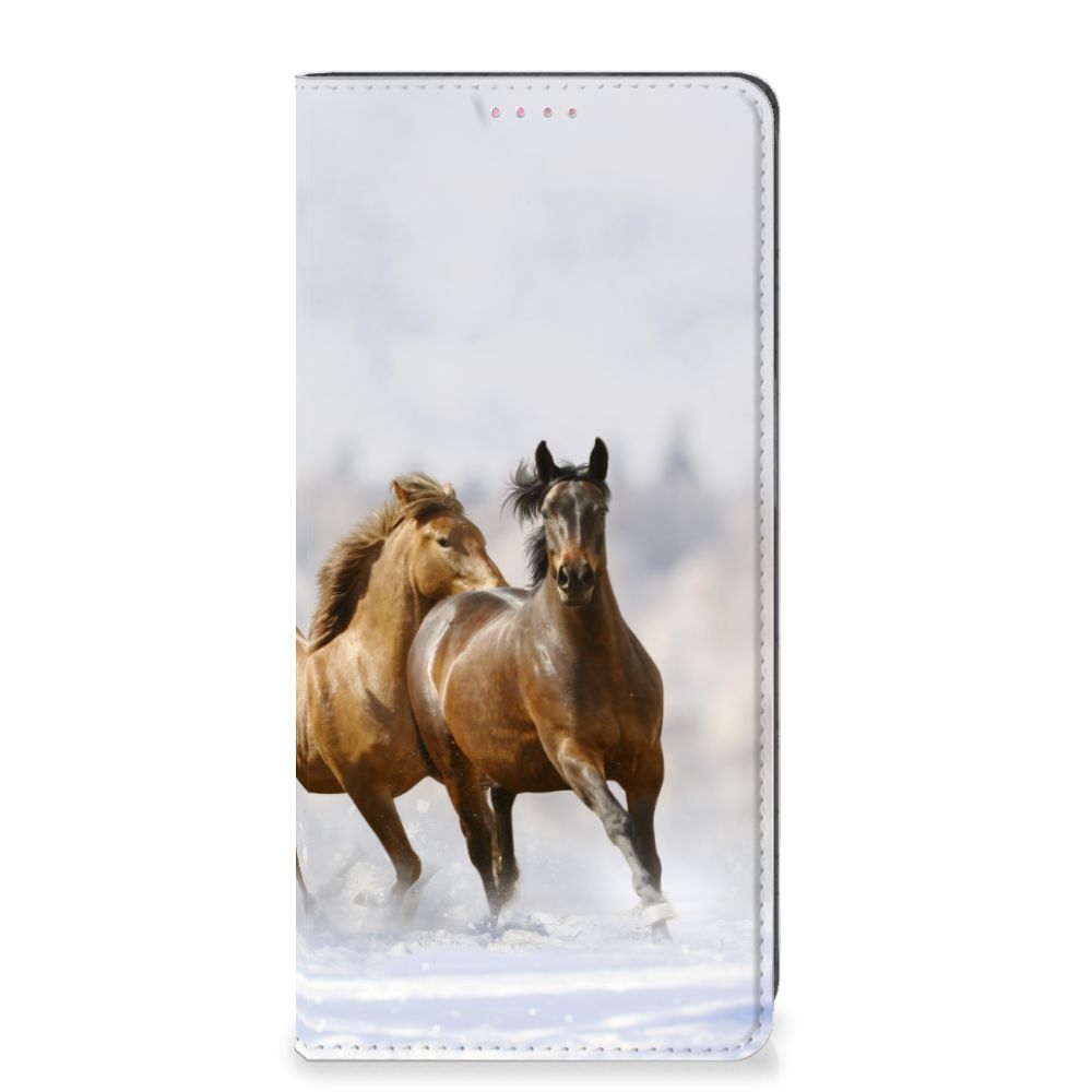 OPPO A54 5G | A74 5G | A93 5G Hoesje maken Paarden met een afbeelding van rennende paarden op een smartphonehoesje.