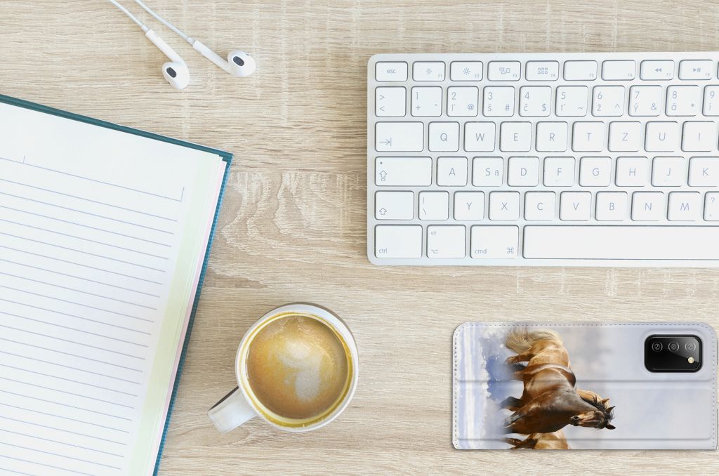 Samsung Galaxy M02s | A02s Hoesje maken Paarden op bureau met koffie, notitieboek en toetsenbord.