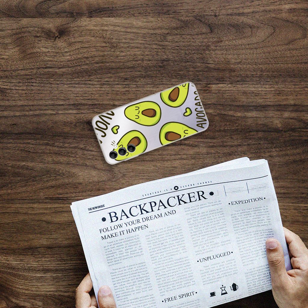 Samsung Galaxy A14 5G Telefoonhoesje met Naam Avocado Singing op een houten tafel met een krant.