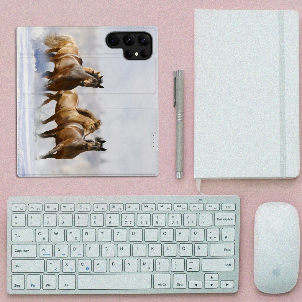 Samsung Galaxy S23 Ultra Hoesje maken Paarden met paardenprint op een roze bureau met toetsenbord.