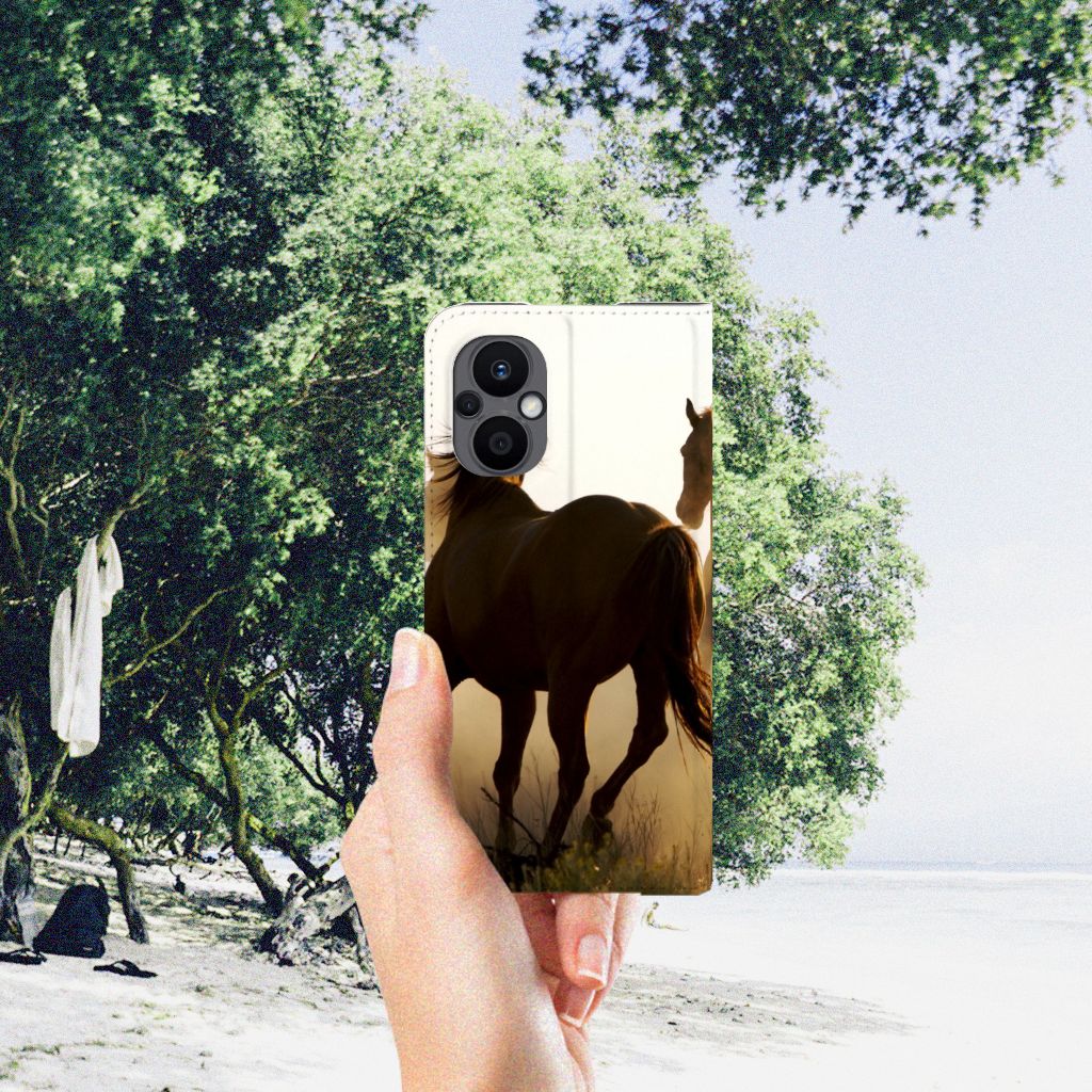 OPPO Reno8 Lite Hoesje maken Design Cowboy met paard op de achtergrond in een natuurlijke omgeving.