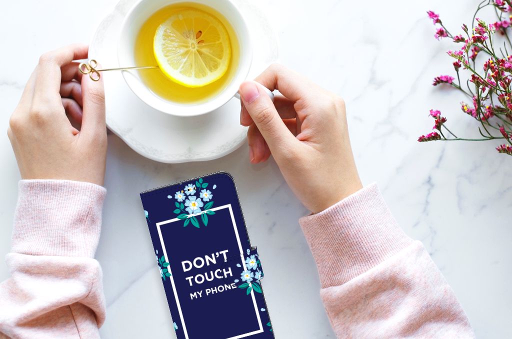 Samsung Galaxy A14 5G Portemonnee Hoesje Flowers Blue DTMP met bloemenprint op een tafel met een drankje.