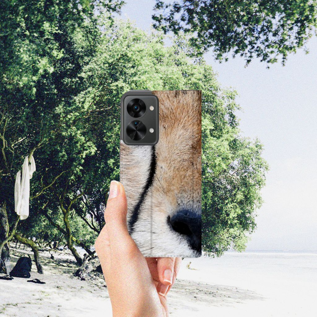 OnePlus Nord 2T Hoesje maken Cheetah met close-up afbeelding van een cheetah in natuurlijke omgeving.