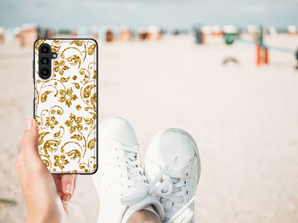 Samsung Galaxy A14 5G Bloemen Hoesje Gouden Bloemen op een strand met witte sneakers