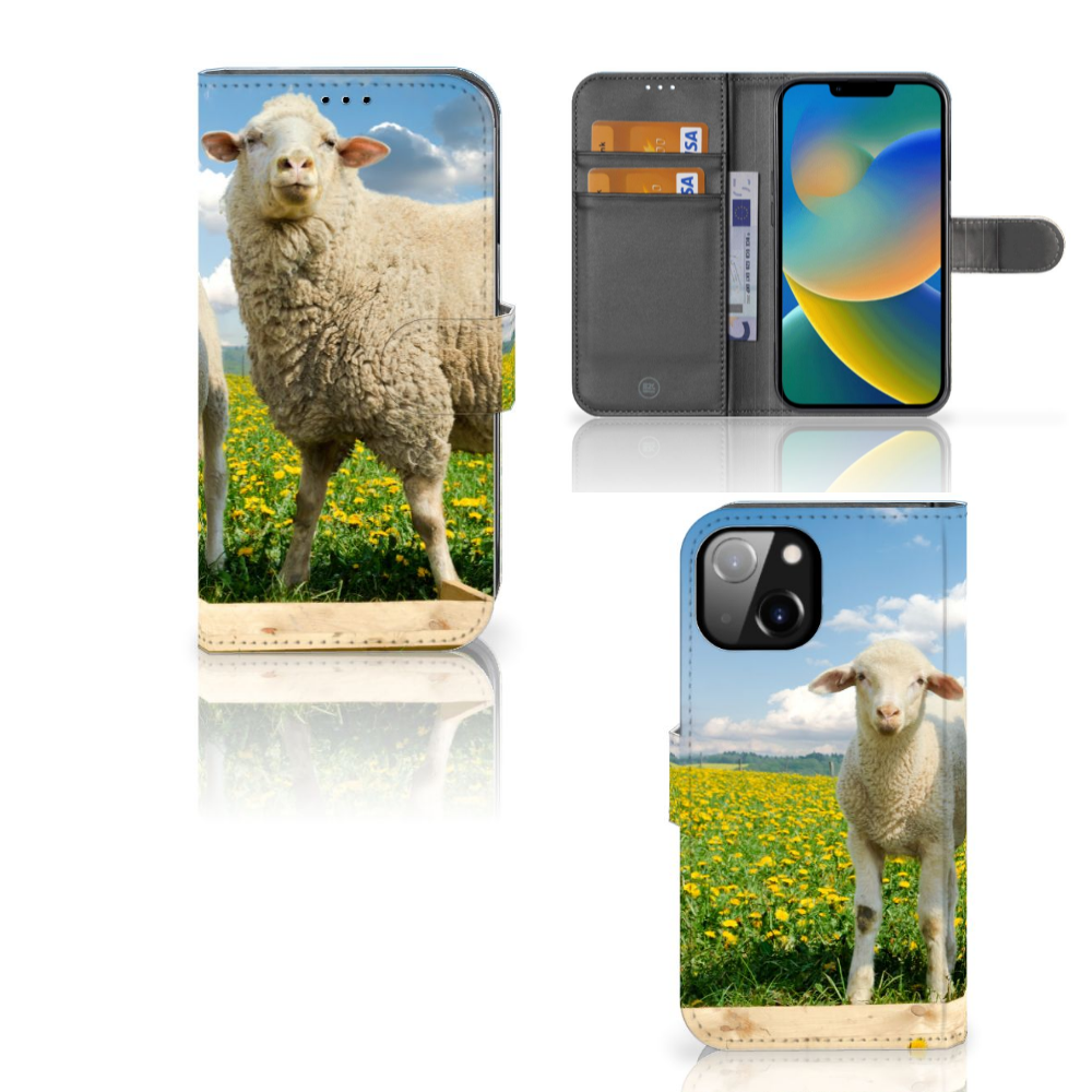 Apple iPhone 14 Telefoonhoesje met Pasjes Schaap en Lammetje met schapen in een bloeiend veld đŧ