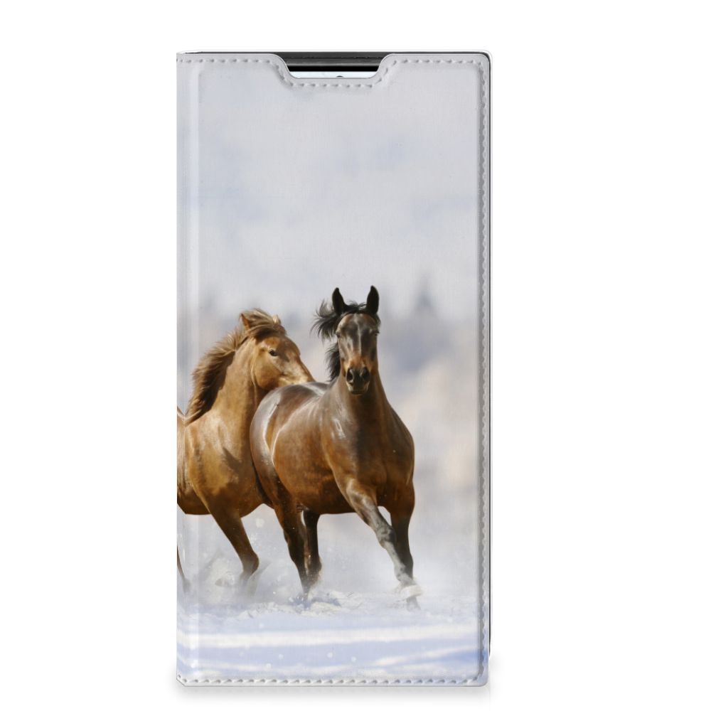Samsung Galaxy S22 Ultra Hoesje maken Paarden met twee rennende paarden in winterse omgeving