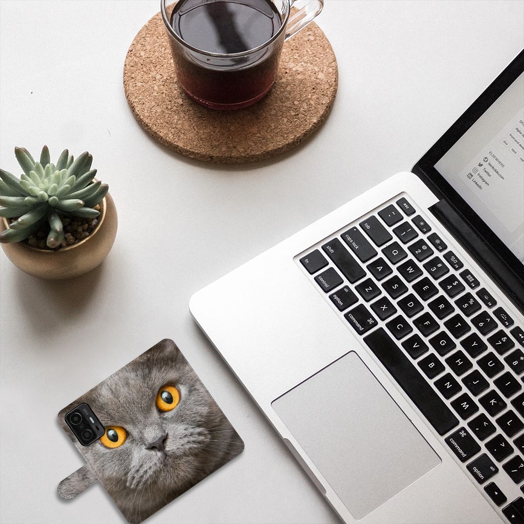 Telefoonhoesje met Pasjes Xiaomi 11T | 11T Pro Britse Korthaar op bureau met laptop en planten.