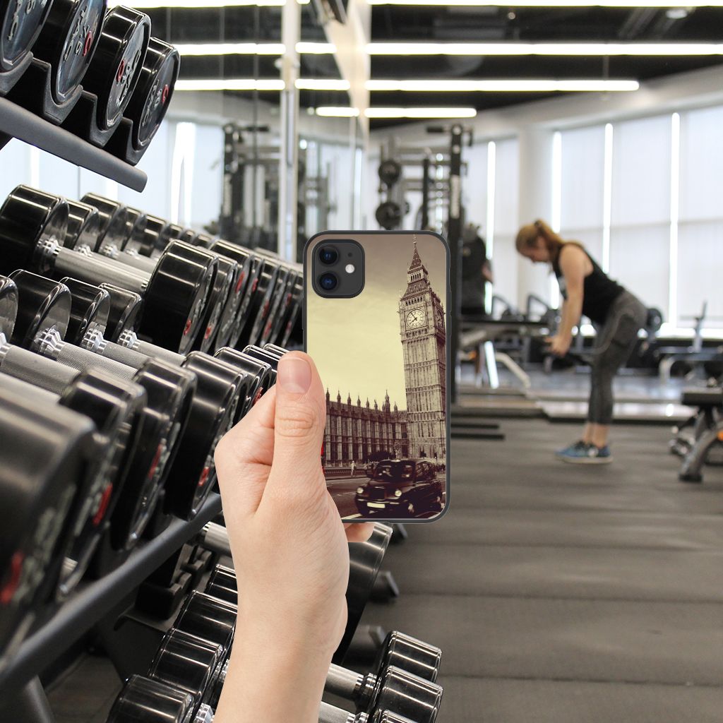 iPhone 11 TPU Backcover Londen in fitnessruimte met dumbbells op de achtergrond.