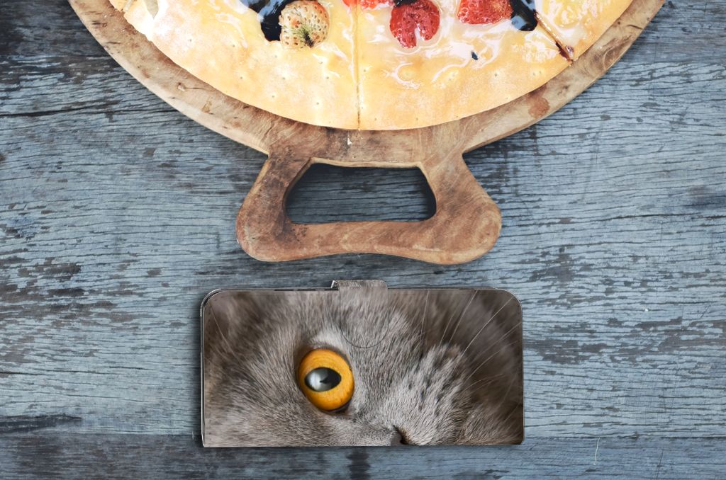 Telefoonhoesje met Pasjes Xiaomi Poco F5 Pro Britse Korthaar met kattenafbeelding en pizza op de achtergrond.
