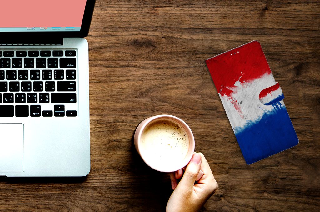 Samsung Galaxy S22 Ultra Bookstyle Case Nederland met Nederlandse vlag op een bureau met een laptop en koffie.