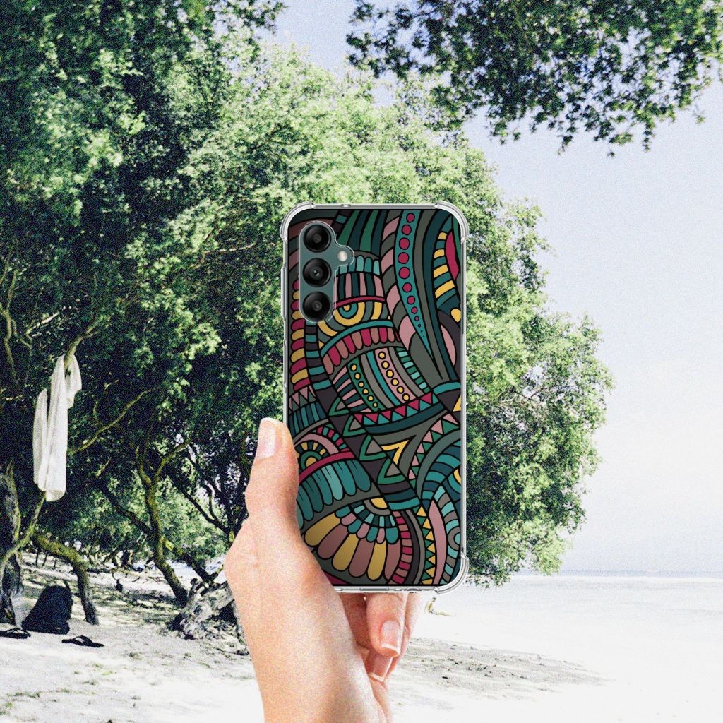 Samsung Galaxy A14 5G/4G Doorzichtige Silicone Hoesje Aztec met kleurrijk design in hand op een strand.