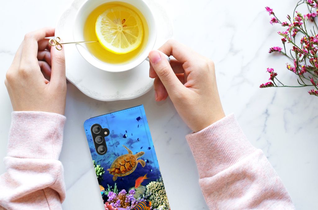 Samsung Galaxy A14 4G Hoesje maken Vissen met kleurrijke vissen en een schildpad naast een kopje thee.