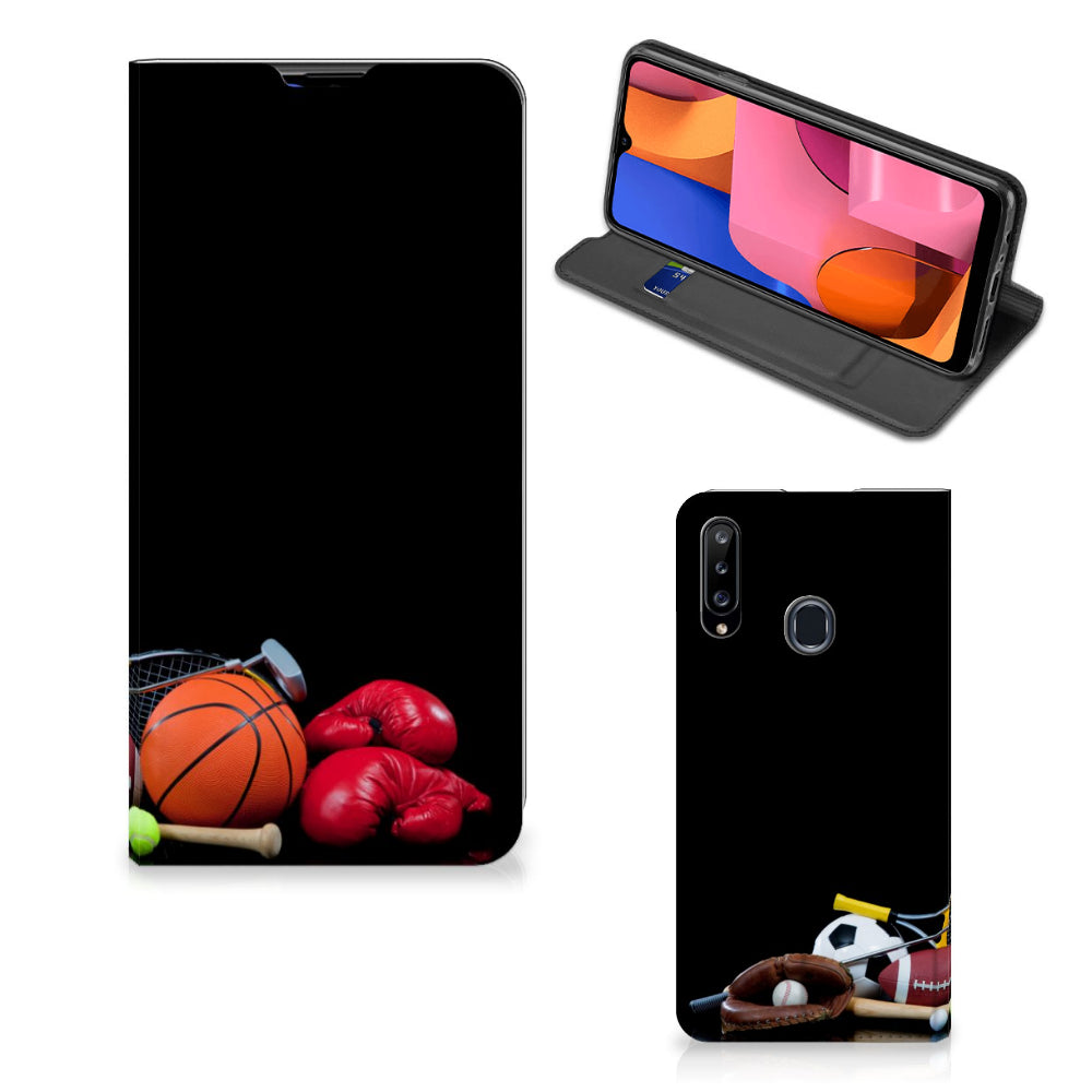 Samsung Galaxy A20s Hippe Standcase Sports design met afbeeldingen van sportuitrusting zoals basketbal en boxhandschoenen.