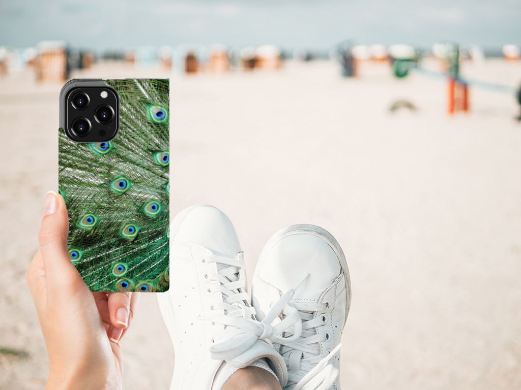 iPhone 13 Pro Hoesje maken Pauw met een prachtig pauwdesign op een strand achtergrondđ.