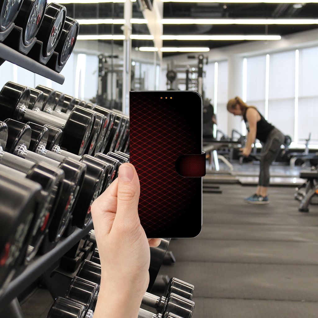 Poco F3 | Xiaomi Mi 11i Telefoon Hoesje Geruit Rood in hand, fitnessruimte met gewichtheffers op de achtergrond.